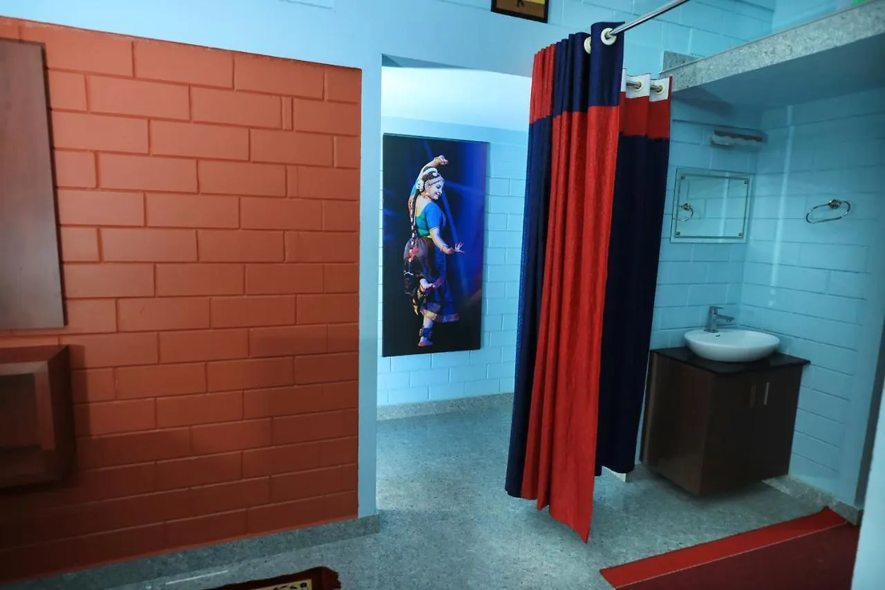 Narmada Pool Villa Perintalmanna Pansiyon